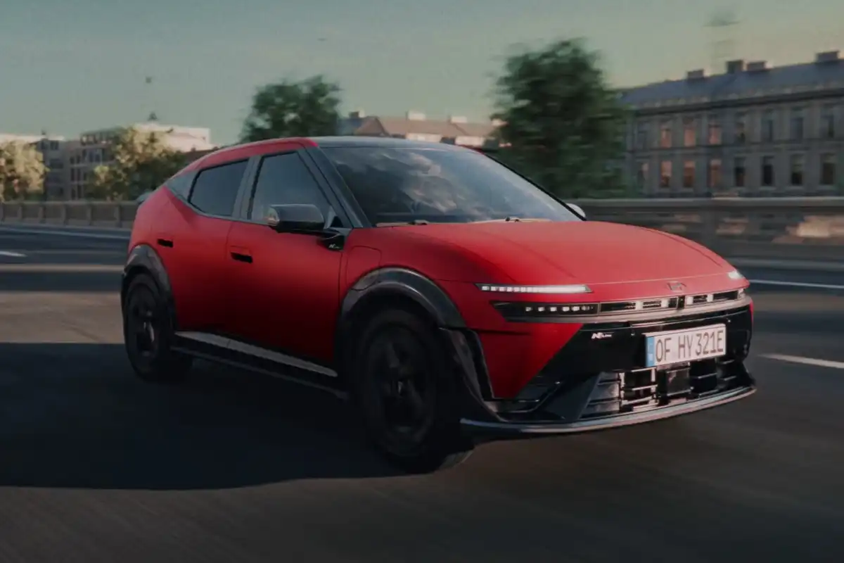 zu sehen: Hyundai Ioniq 3 am Fahren