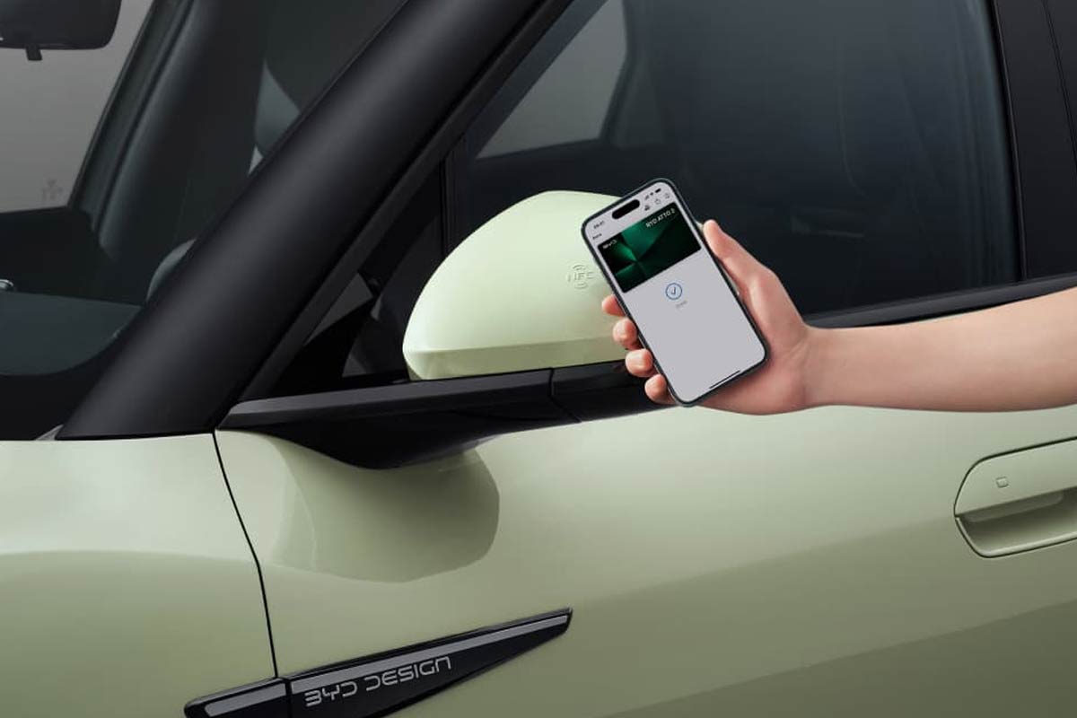 Bild zeigt eine Hand mit einem Handy